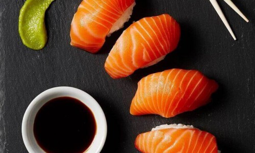 Cách làm sushi cá hồi đơn giản tại nhà